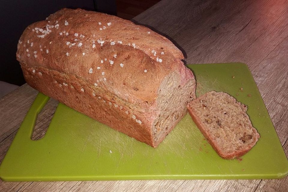 Rote-Bete-Brot mit Walnüssen