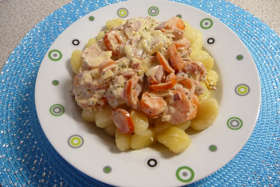 Gebratene Gnocchi an Frischkäsesoße mit Schinkenwürfeln