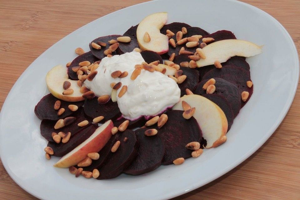 Rote Bete Carpaccio mit Apfel, Meerrettich-Schmand und Pinienkernen