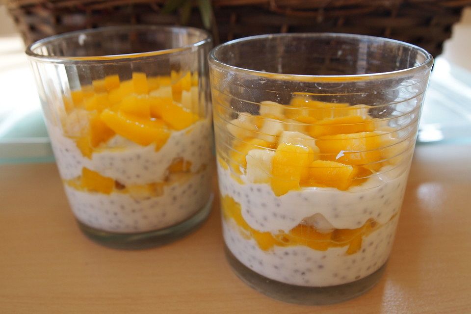 Chia-Quark auf marinierten Mango- und Bananenstückchen