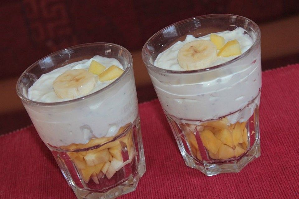 Chia-Quark auf marinierten Mango- und Bananenstückchen