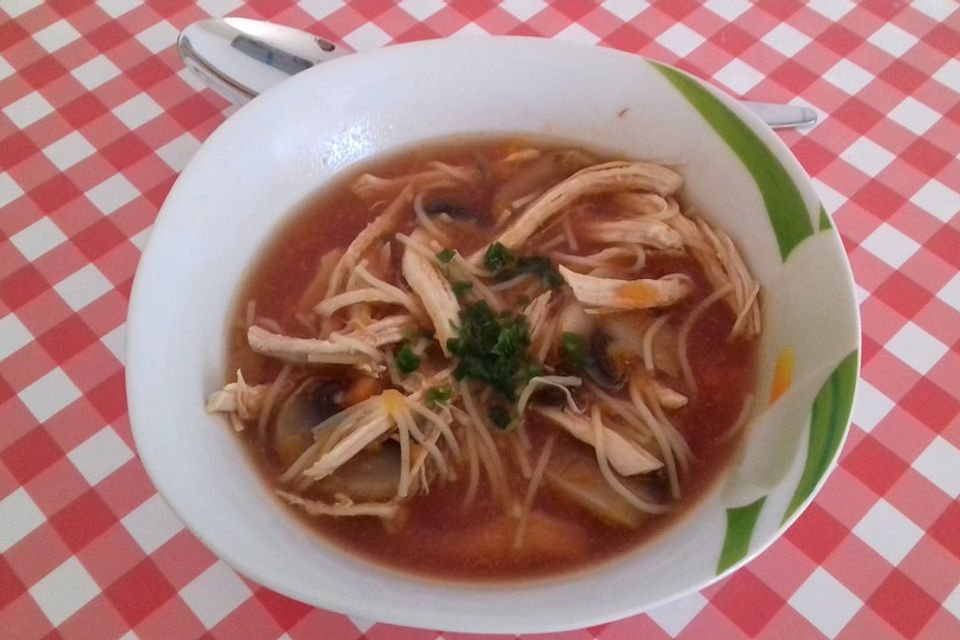 Polnische Nudelsuppe mit Champignons und Hähnchenbrust