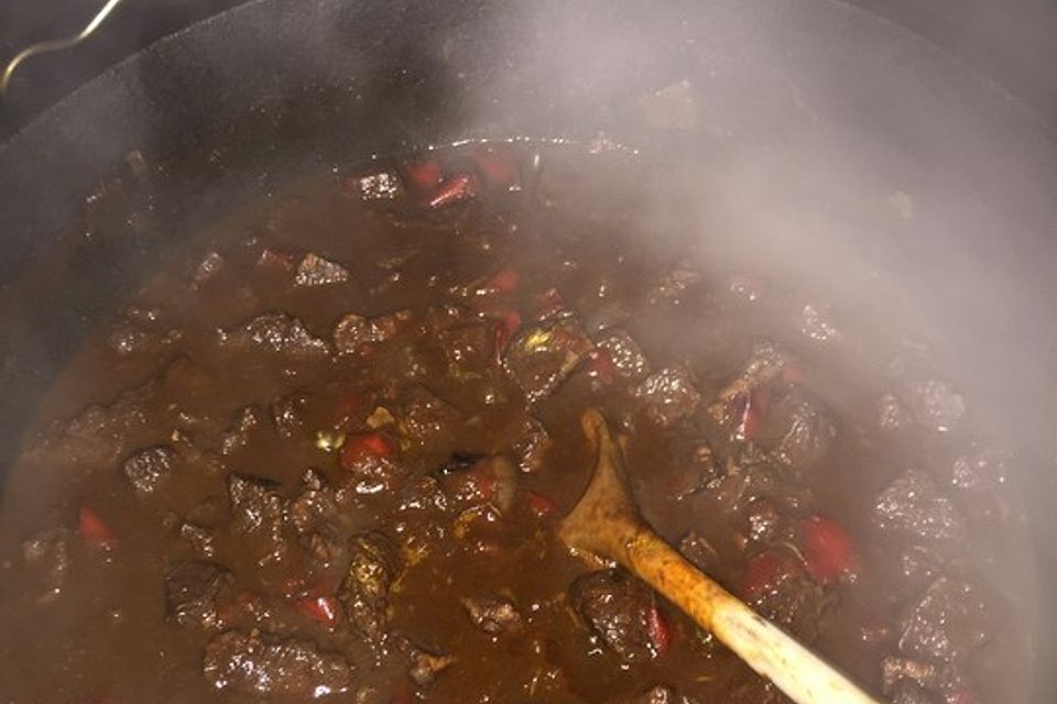 Rindergulasch aus dem Dutch Oven