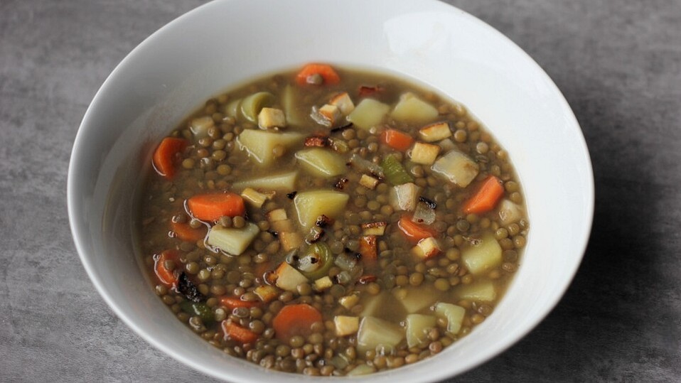 klassische-linsensuppe-vegan-mit-r-uchertofu