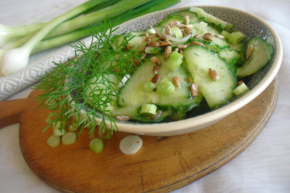 Gurkensalat mit gerösteten Sonnenblumenkernen und Frühlingszwiebeln