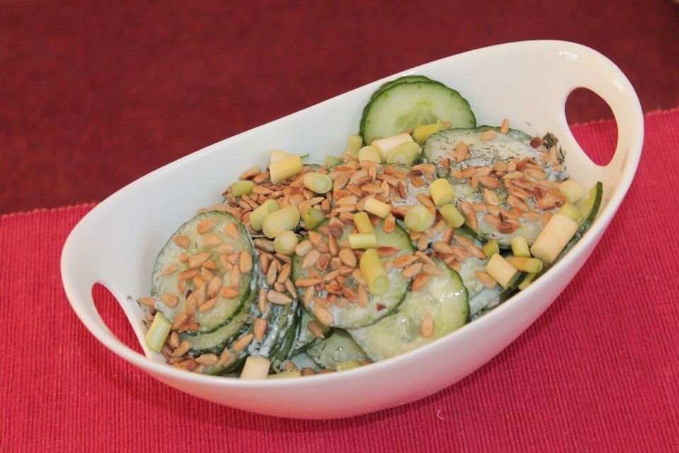 Gurkensalat mit gerösteten Sonnenblumenkernen und Frühlingszwiebeln