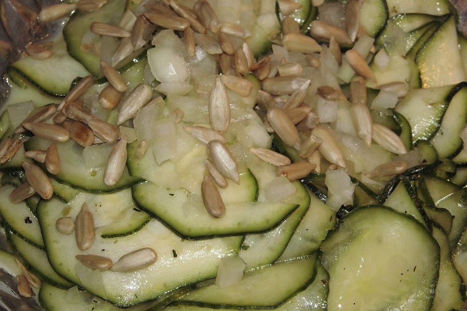 Gurkensalat mit gerösteten Sonnenblumenkernen und Frühlingszwiebeln