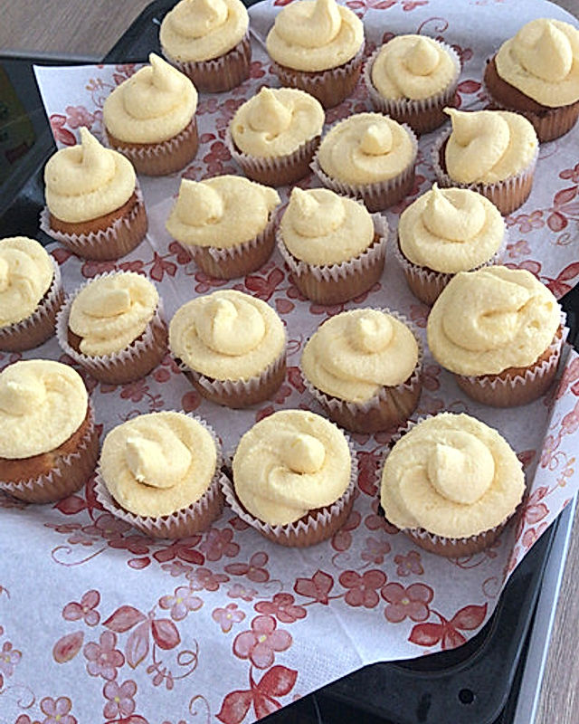 Zitronen-Cupcakes mit Orangen-Maracuja-Buttercreme