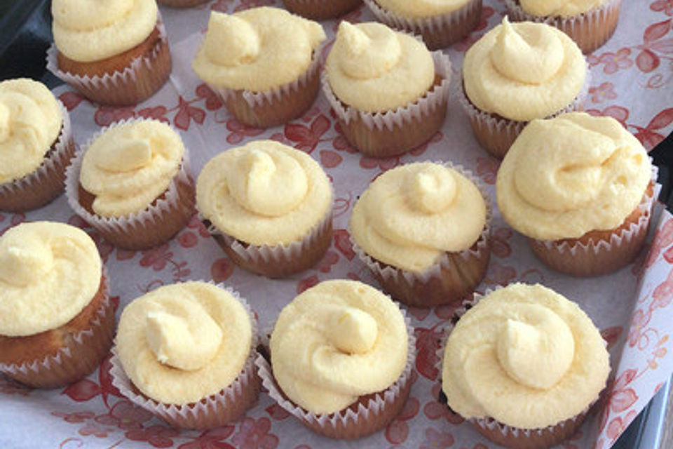 Zitronen-Cupcakes mit Orangen-Maracuja-Buttercreme