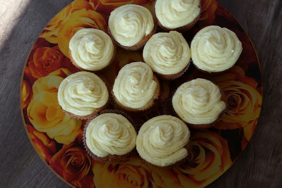 Zitronen-Cupcakes mit Orangen-Maracuja-Buttercreme