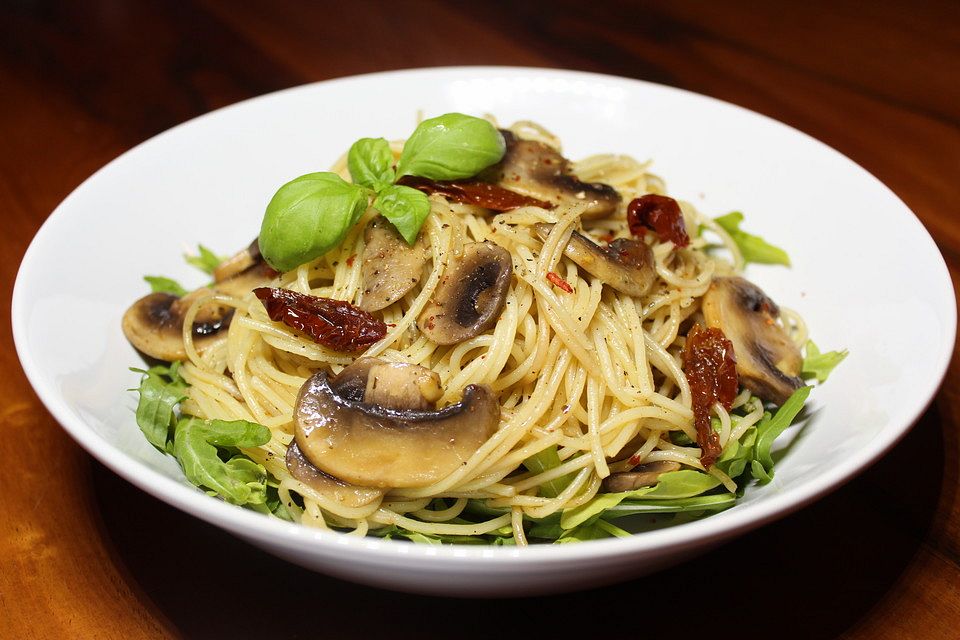 Spaghettipfanne mit Champignons, getrockneten Tomaten und Rucola