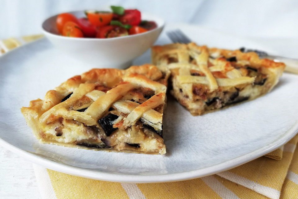 Tarte mit Salsiccia, Aubergine und Käse