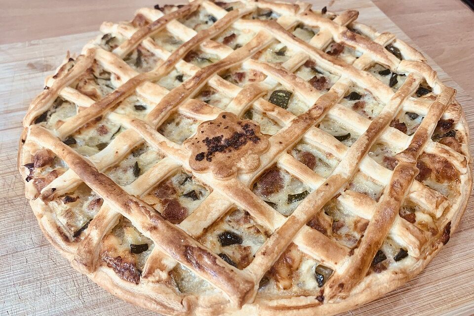 Tarte mit Salsiccia, Aubergine und Käse