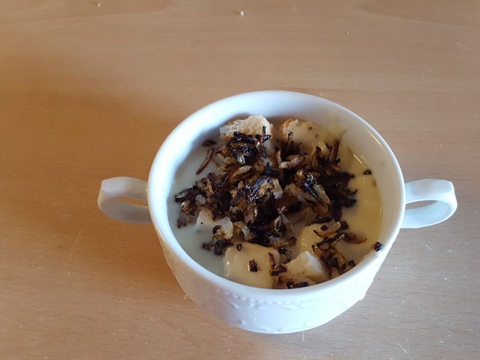 Käsesuppe mit Weißbrotwürfeln und Zwiebeln von Beer1976| Chefkoch