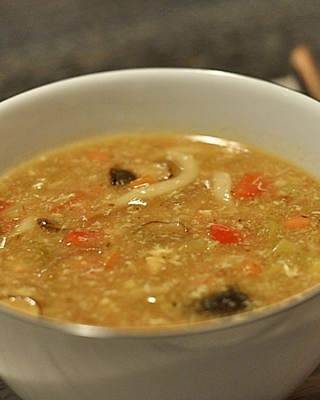 Vegetarische chinesische süß-sauer-scharfe Suppe