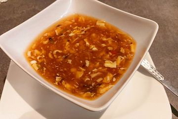 Vegetarische chinesische süß-sauer-scharfe Suppe