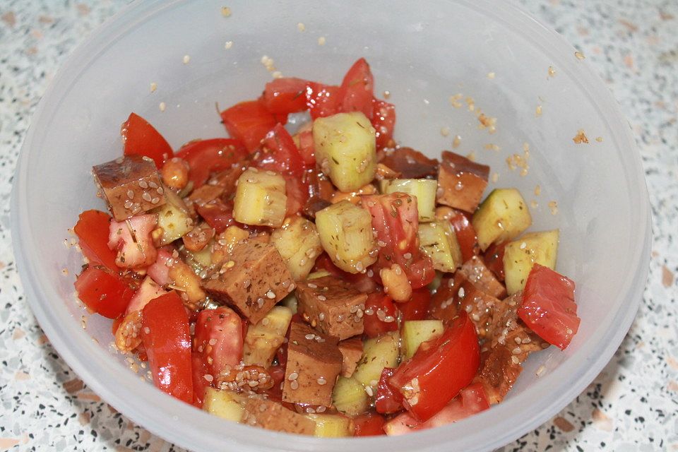 Gurken-Tomaten-Salat mit gebratenem Räuchertofu, Erdnüssen und Sesam