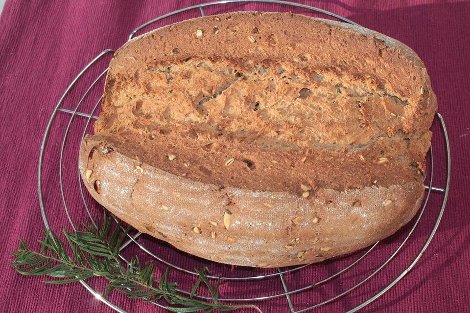 Emmer-Einkorn-Dinkel-Vollkornbrot mit Kürbiskernen und Dickmilch