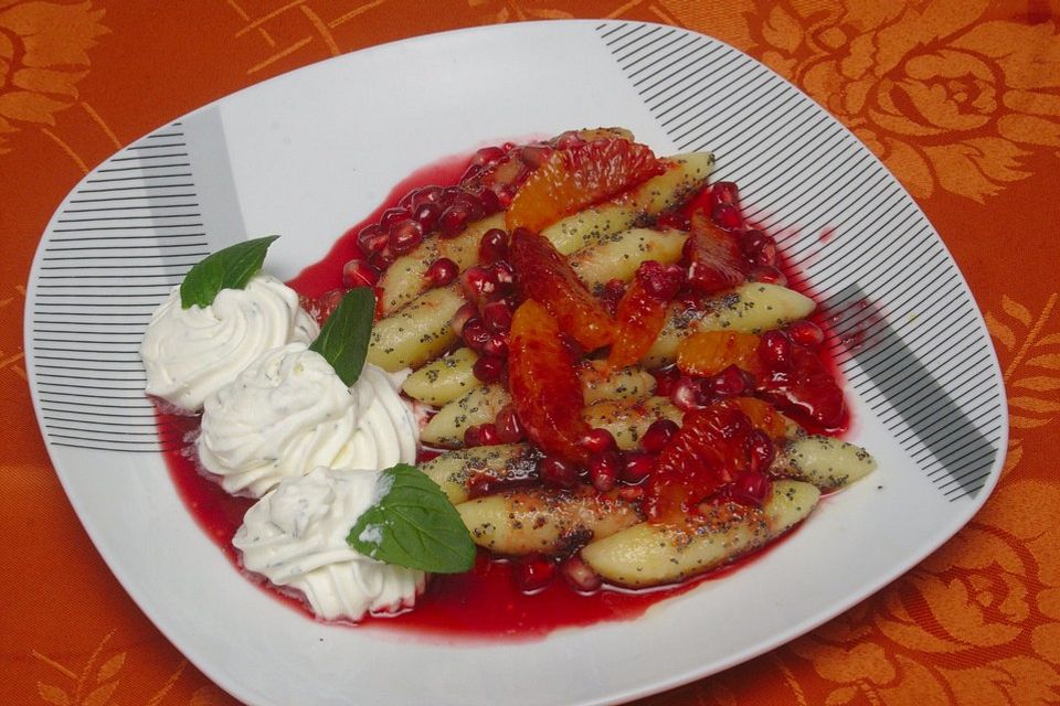 Buebespitzle mit Mohn, Orangen, Granatapfel und Minzesahne