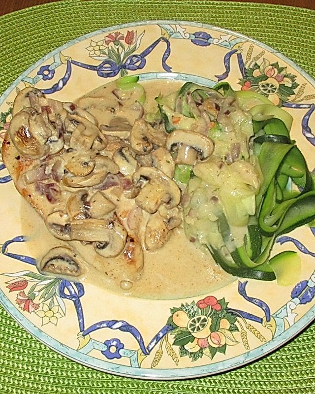Low-Carb Geflügelschnitzel mit Champignon-Rahmsauce und Zucchininudeln