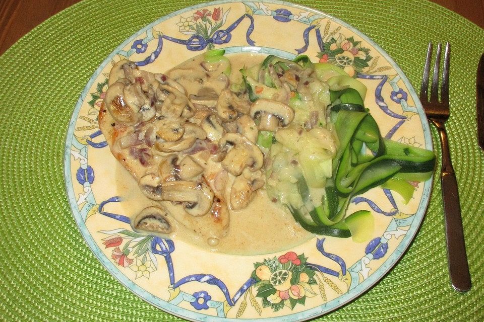 Low-Carb Geflügelschnitzel mit Champignon-Rahmsauce und Zucchininudeln