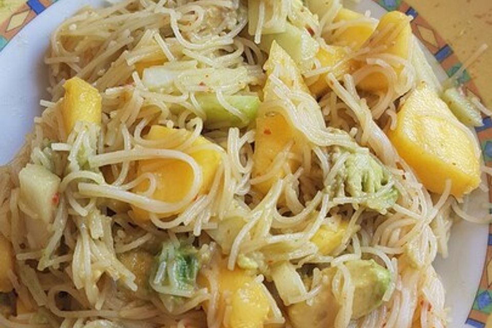 Reisnudelsalat mit Avocado, Mango und Kohlrabi