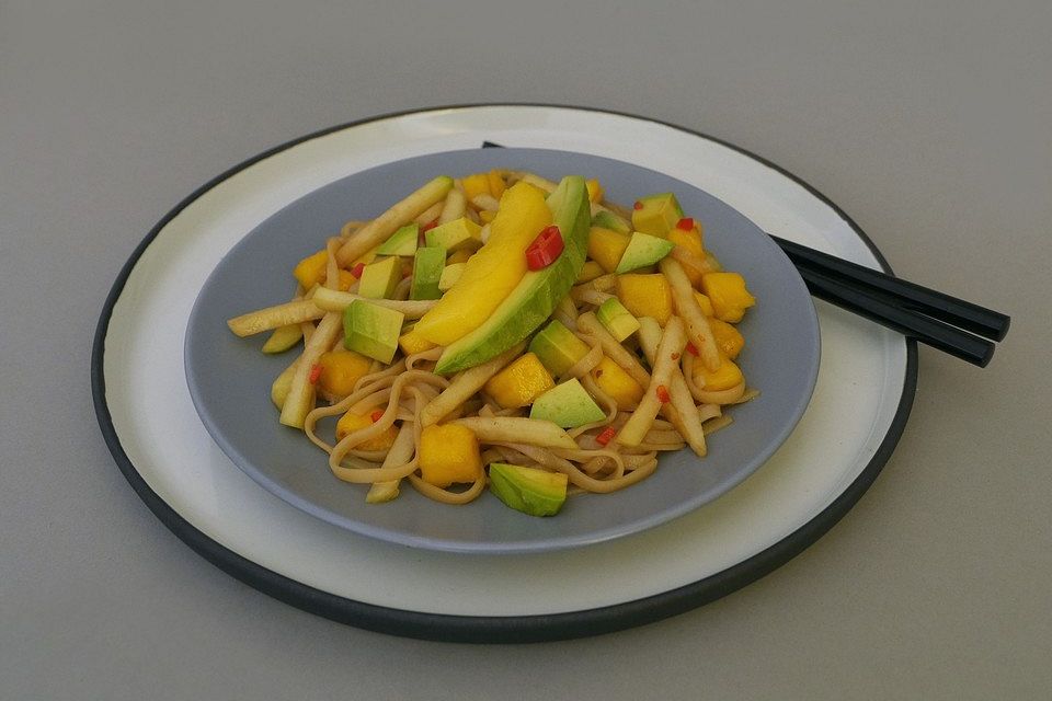 Reisnudelsalat mit Avocado, Mango und Kohlrabi