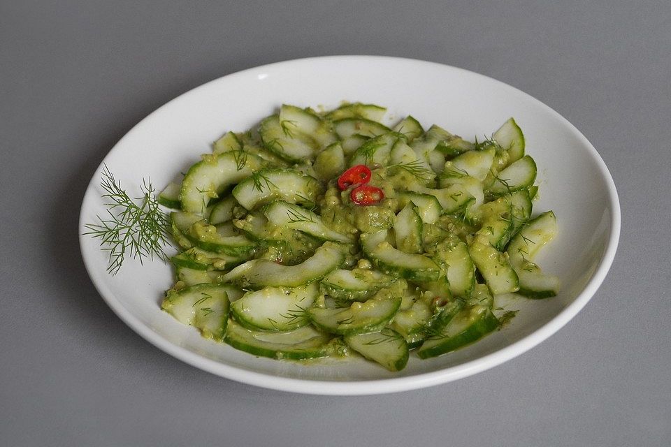 Gurkensalat mit Avocado-Dill-Dressing