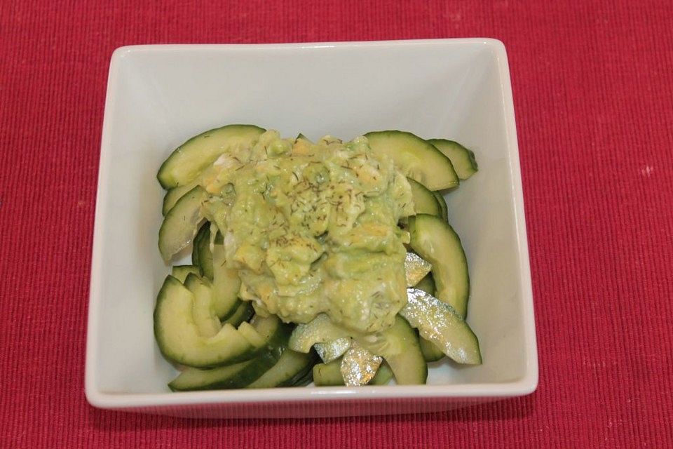 Gurkensalat mit Avocado-Dill-Dressing