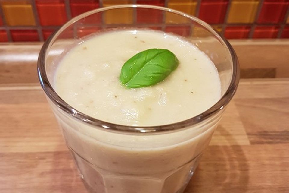 Apfel-Bananen-Marzipan-Smoothie mit Nüssen oder Mandeln