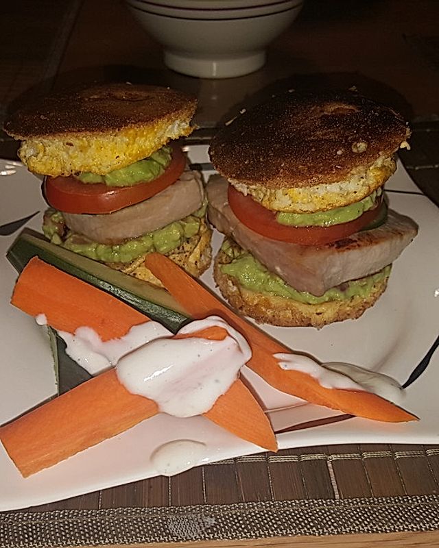 Thunfisch-Guacamole-Burger mit Rührei-Buns, Gemüsesticks und Joghurt-Dip