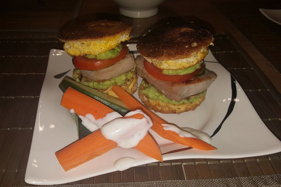 Thunfisch-Guacamole-Burger mit Rührei-Buns, Gemüsesticks und Joghurt-Dip