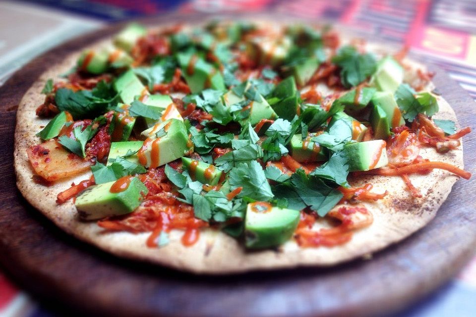 Kimchi-Tostada mit Avocado