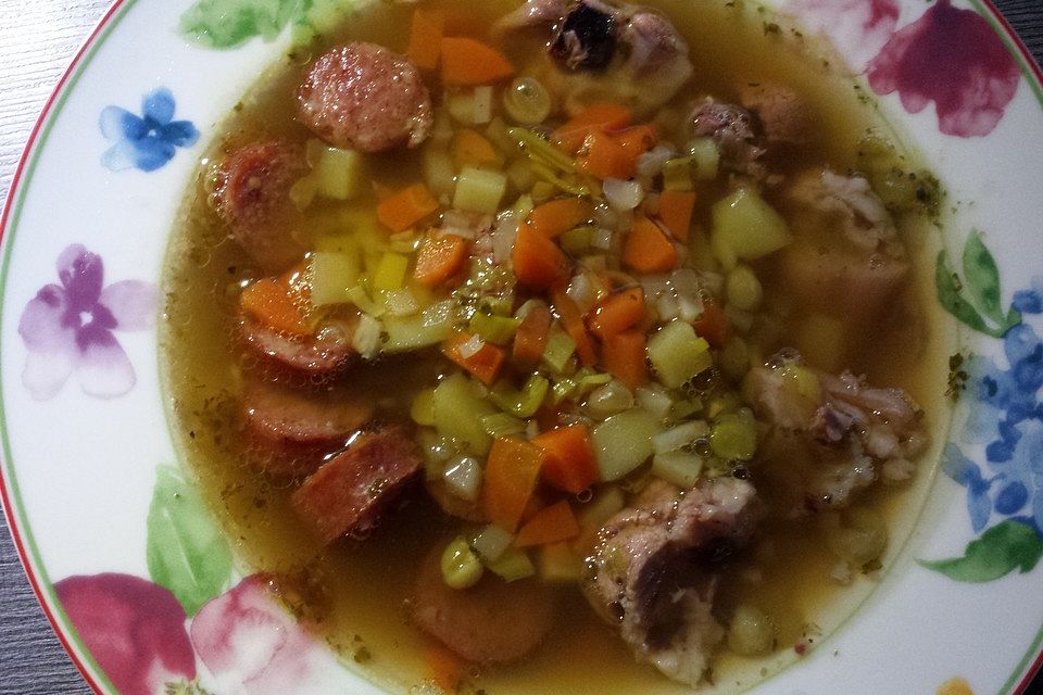 Erbsensuppe wie von Oma mit Pfoten und Mettwurst