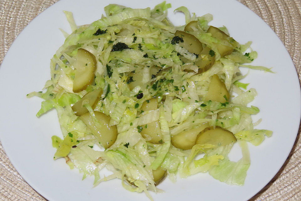 Dill-Gurken-Eisbergsalat