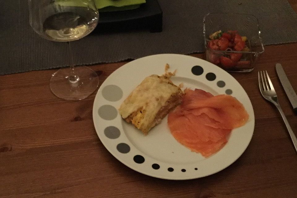 Reibekuchenrolle mit frischem Tomatensalat und Lachs