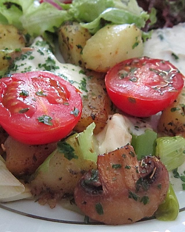 Buntes Gemüsepfännchen mit Kartoffeln und Champignons
