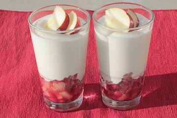 Fettarme Quark-Joghurt-Creme auf Birnen-Apfel-Limetten-Kompott