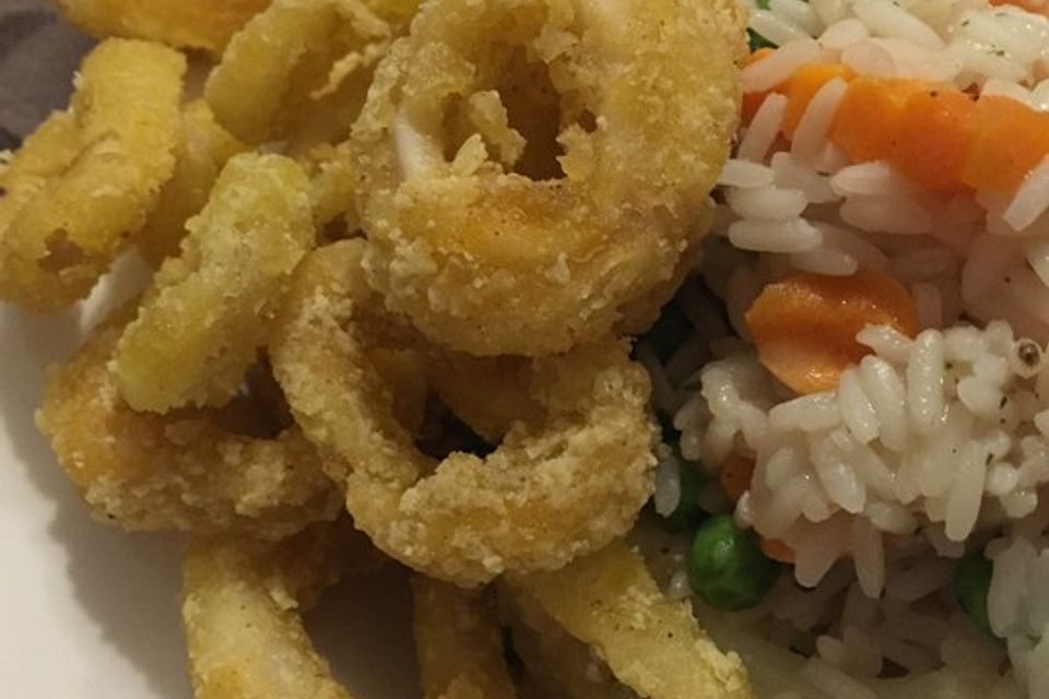 Selbstpanierte Calamari mit Reis und Buttergemüse