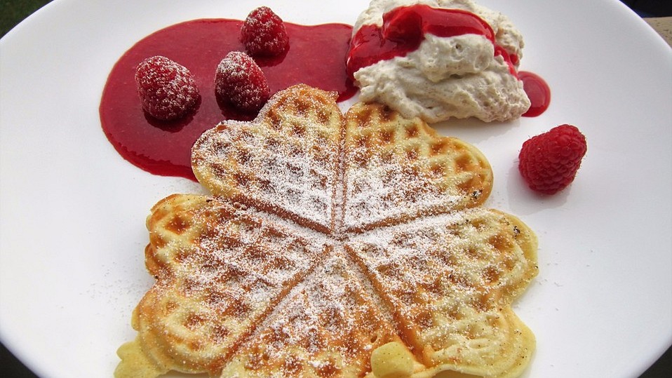 Vanillewaffeln mit Himbeeren und Zimtsahne von wagenrad