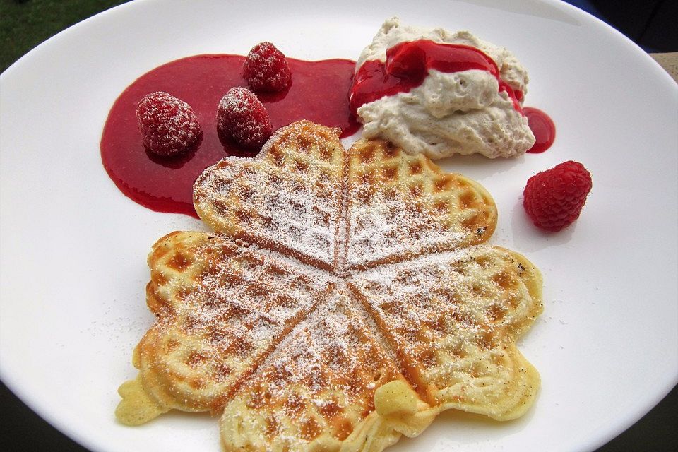 Vanillewaffeln mit Himbeeren und Zimtsahne