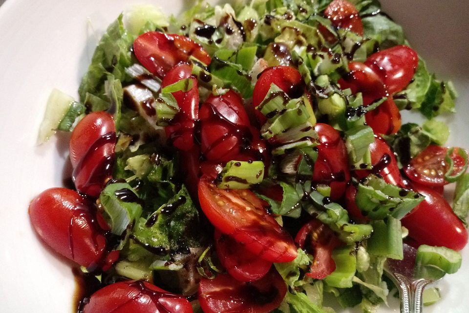 Würziger Tomaten-Sellerie-Salat