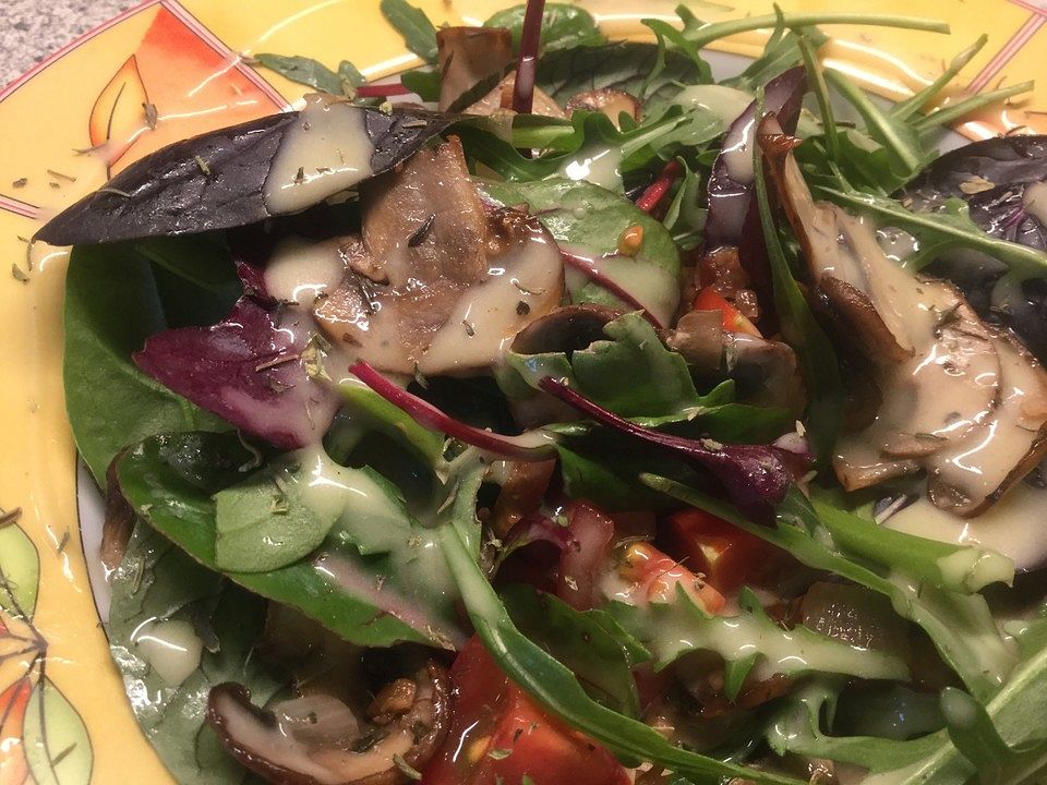 Feldsalat mit Thymian-Austernseitlingen und Honig-Senf-Dressing von ...