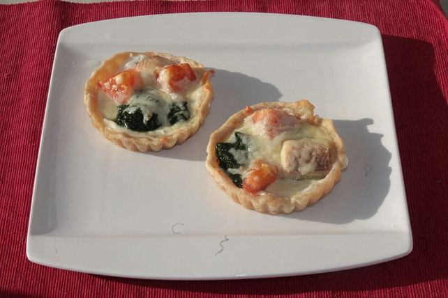 Mini-Tartelettes mit geräucherter Forelle, Spinat, Meerrettich ...