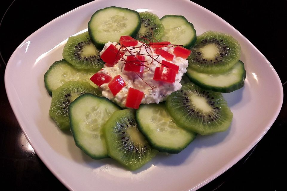 Gurken-Kiwi-Carpaccio mit körnigem Frischkäse