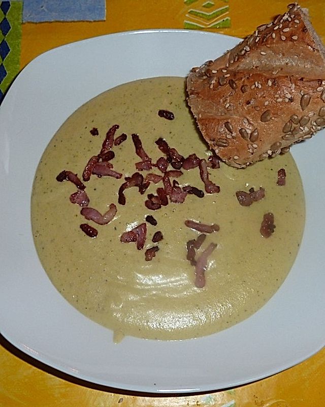 Rosenkohl-Cremesuppe mit Schinkenspeckwürfeln und Baguette
