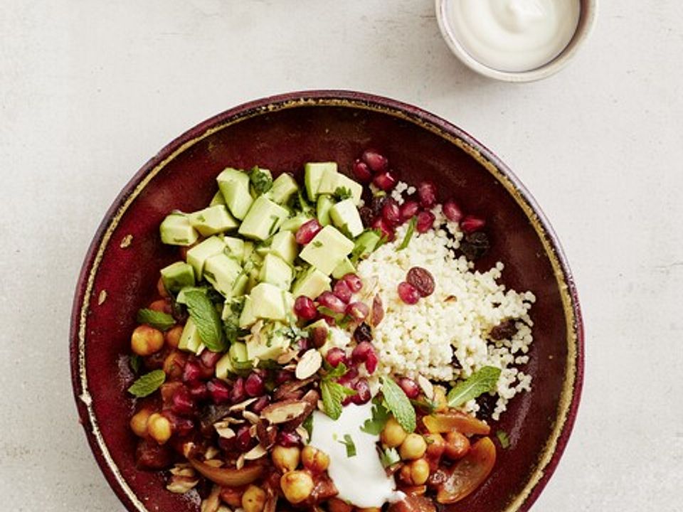 Vegane marokkanische Bowl mit geschmorten Auberginen und Avocado ...