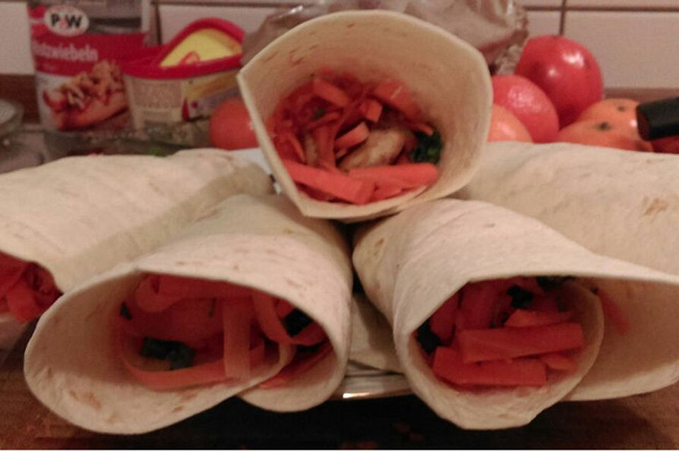 Wraps mit Hummus und Hühnchenbrust