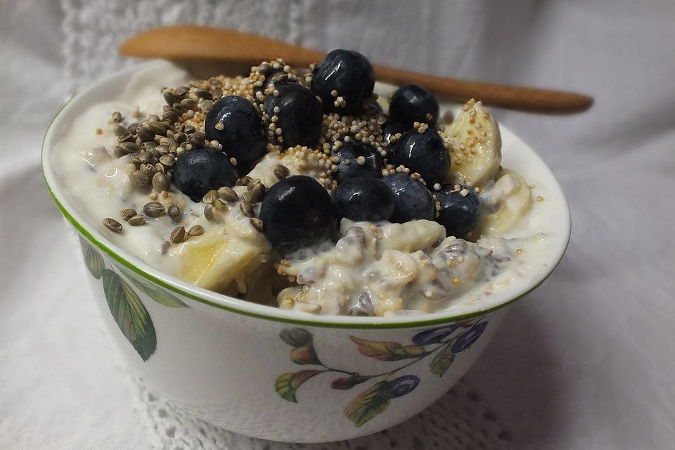 Vegane Overnight Oats mit Chiasamen, Banane und Blaubeeren