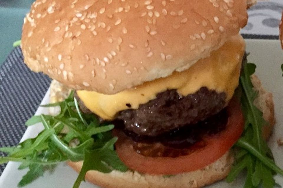 Burger mit Ziegenkäse und Malzbierzwiebeln